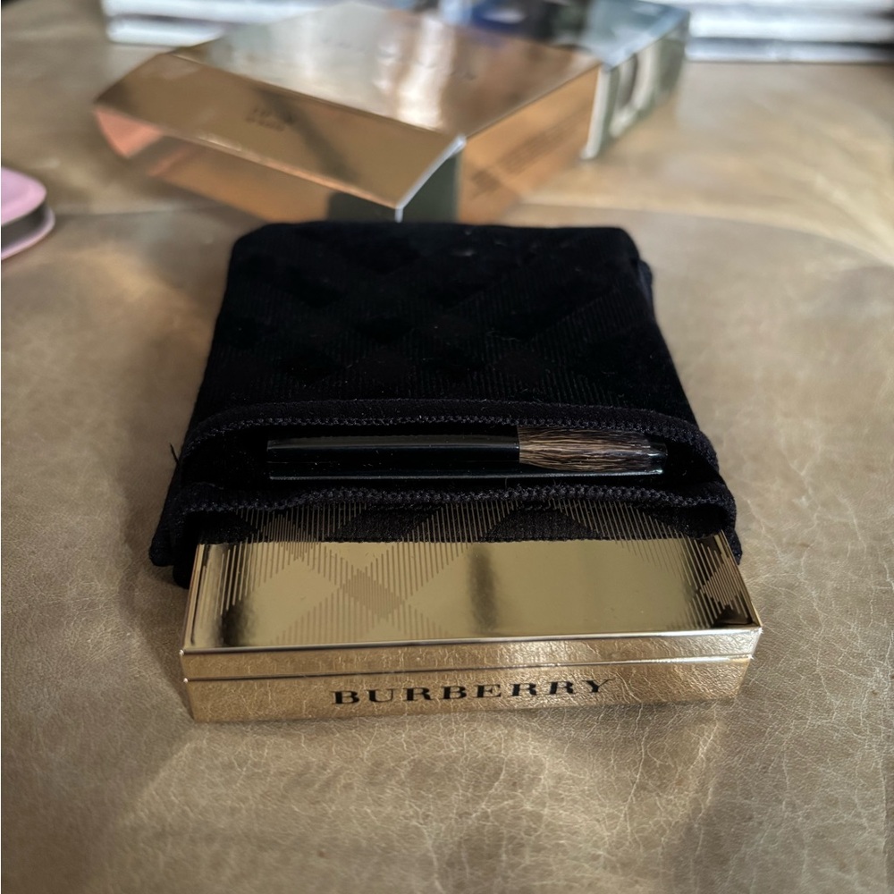 Burberry Gold Glow Fragranced Luminising Powder - Picture 5 of 6